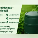 Zielony zbiornik na deszczówkę, obok roślin. Tekst zachęca do zbierania deszczówki, podkreślając oszczędność i ekologię.