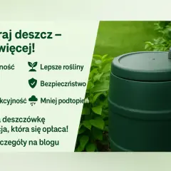 Zielony zbiornik na deszczówkę, obok roślin. Tekst zachęca do zbierania deszczówki, podkreślając oszczędność i ekologię.