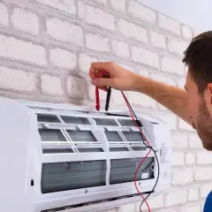 Technik sprawdza klimatyzację przed ozonowaniem. Czyste powietrze to podstawa!