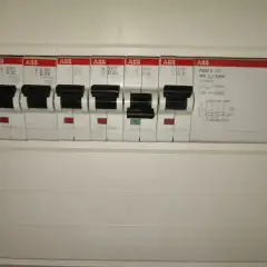 Panel z bezpiecznikami nadlicznikowymi marki ABB.