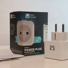 Inteligentne gniazdko LSC Smart Connect z monitorowaniem energii, obok pudełka i instrukcji.
