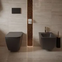 Nowoczesna łazienka z podwieszanym WC i bidetem. Złota armatura dodaje elegancji. Dowiedz się, jak korzystać z bidetu.