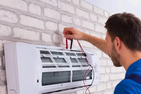 Technik sprawdza klimatyzację przed ozonowaniem. Czyste powietrze to podstawa!