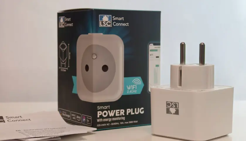 Inteligentne gniazdko LSC Smart Connect z monitorowaniem energii, obok pudełka i instrukcji.
