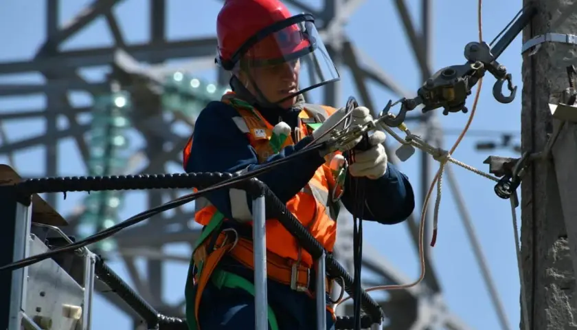 Zarobki pomocnika elektryka 2026: Ile zarobisz? [Sprawdź!]