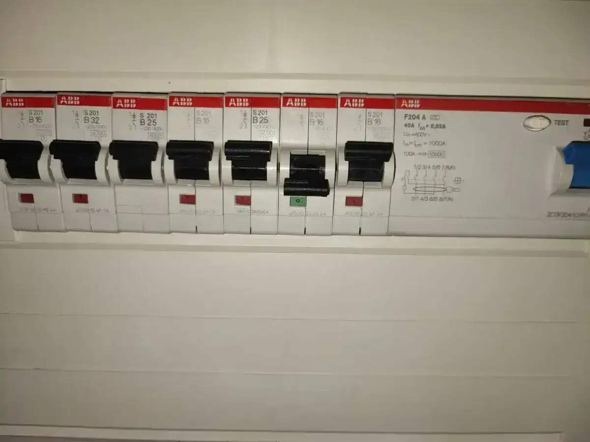 Zabezpieczenie przedlicznikowe ABB z kilkoma wyłącznikami nadprądowymi.