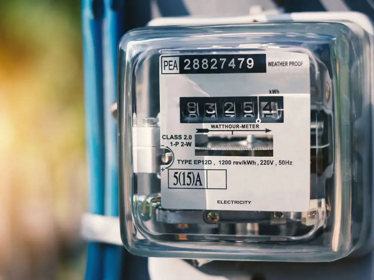 Licznik energii elektrycznej pokazuje 8325.4 kWh. Jest to urządzenie typu EP12D, 1200 obr/kWh, 220V, 50Hz.