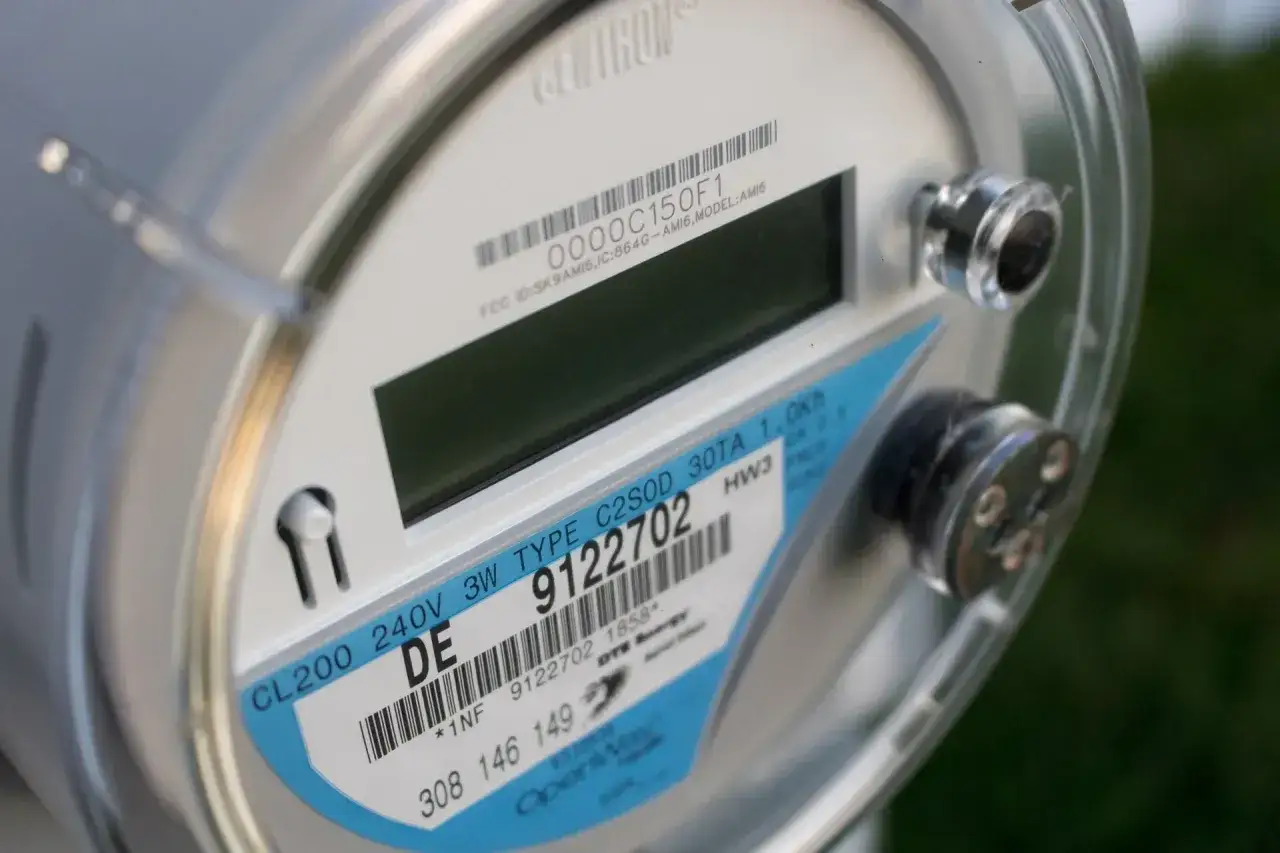 Nowy licznik energii elektrycznej, model g12w tauron, z numerem seryjnym 9122702, gotowy do montażu.